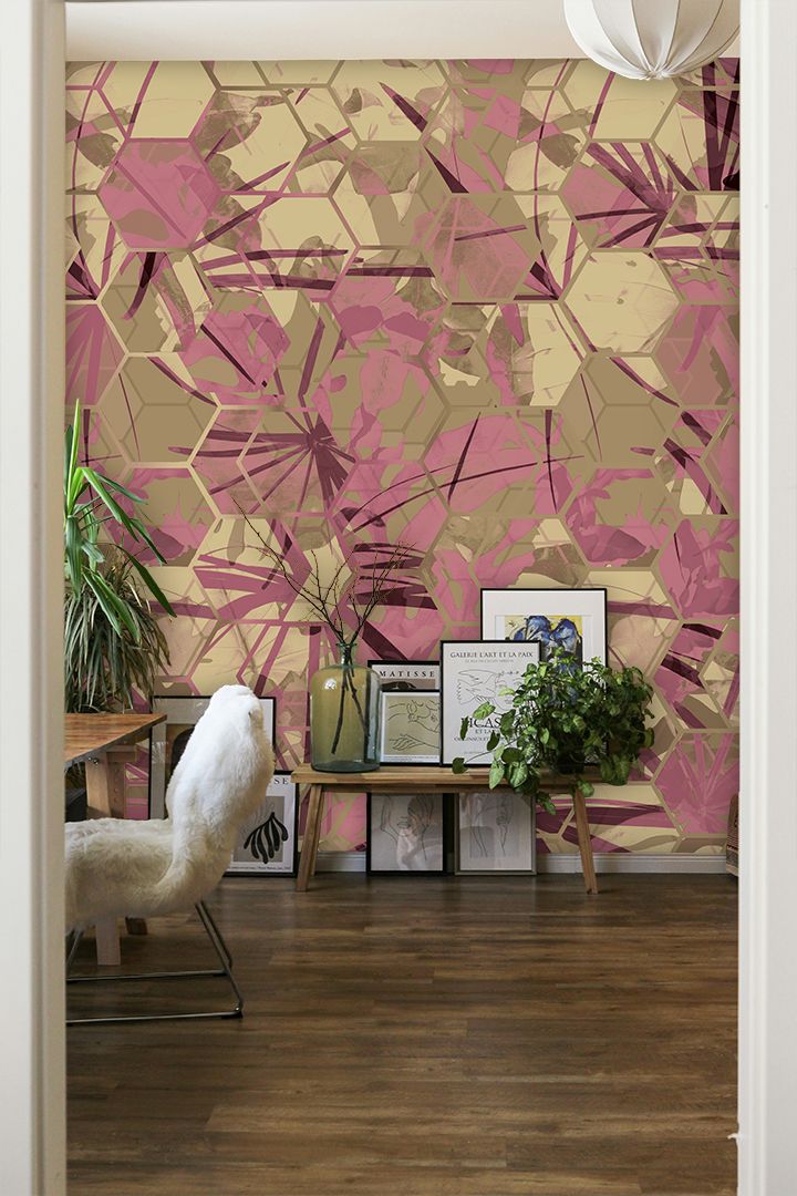 Licht bruin behang met roze bladeren in zes hoeken