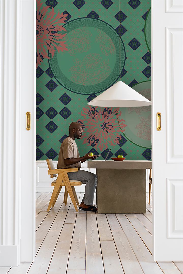 Papier peint vert avec des cercles et des fleurs graphiques roses