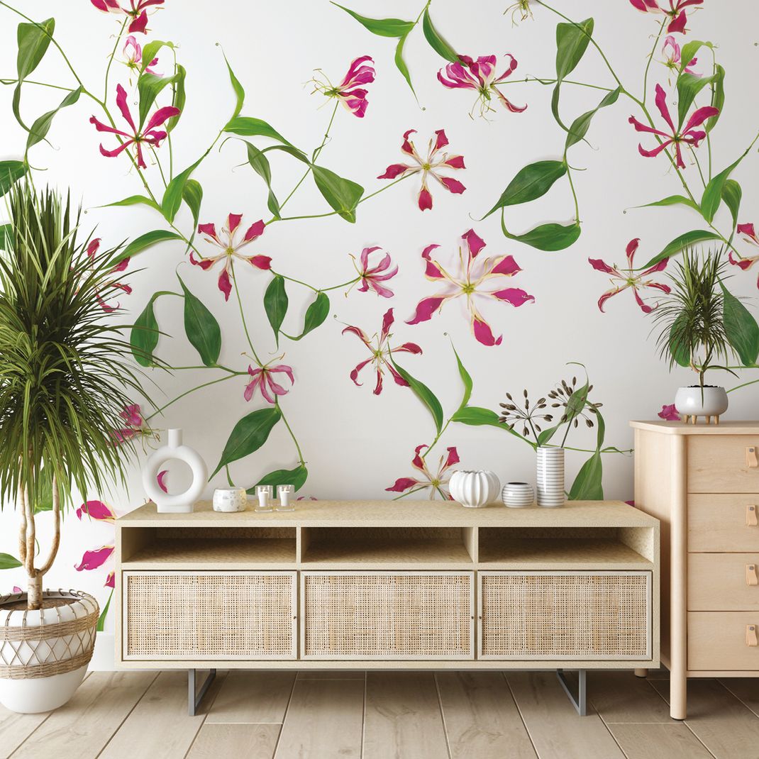 White wallpaper with leaves and pink flowers.