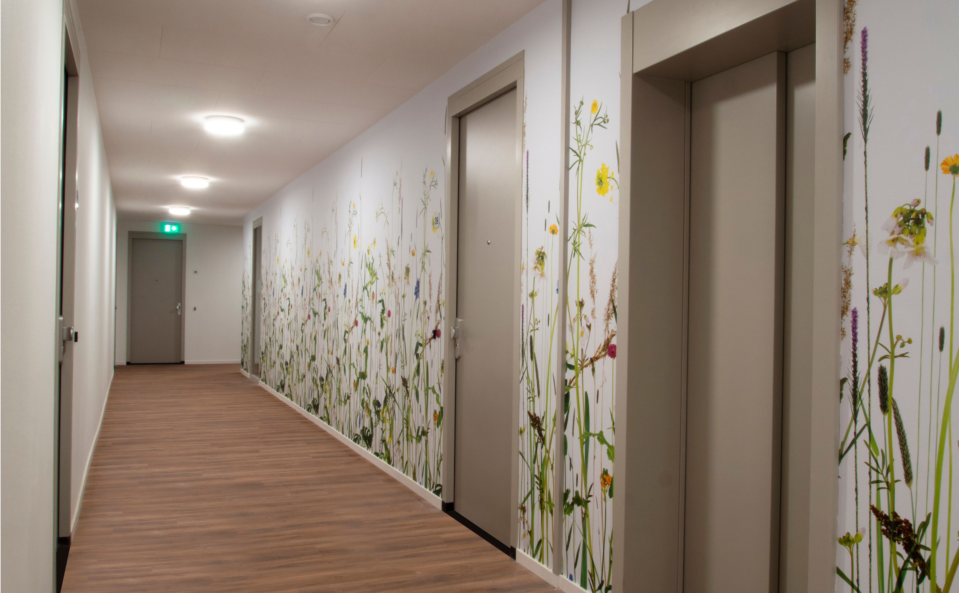 Groen gras met bloemen behang verdieping hotel