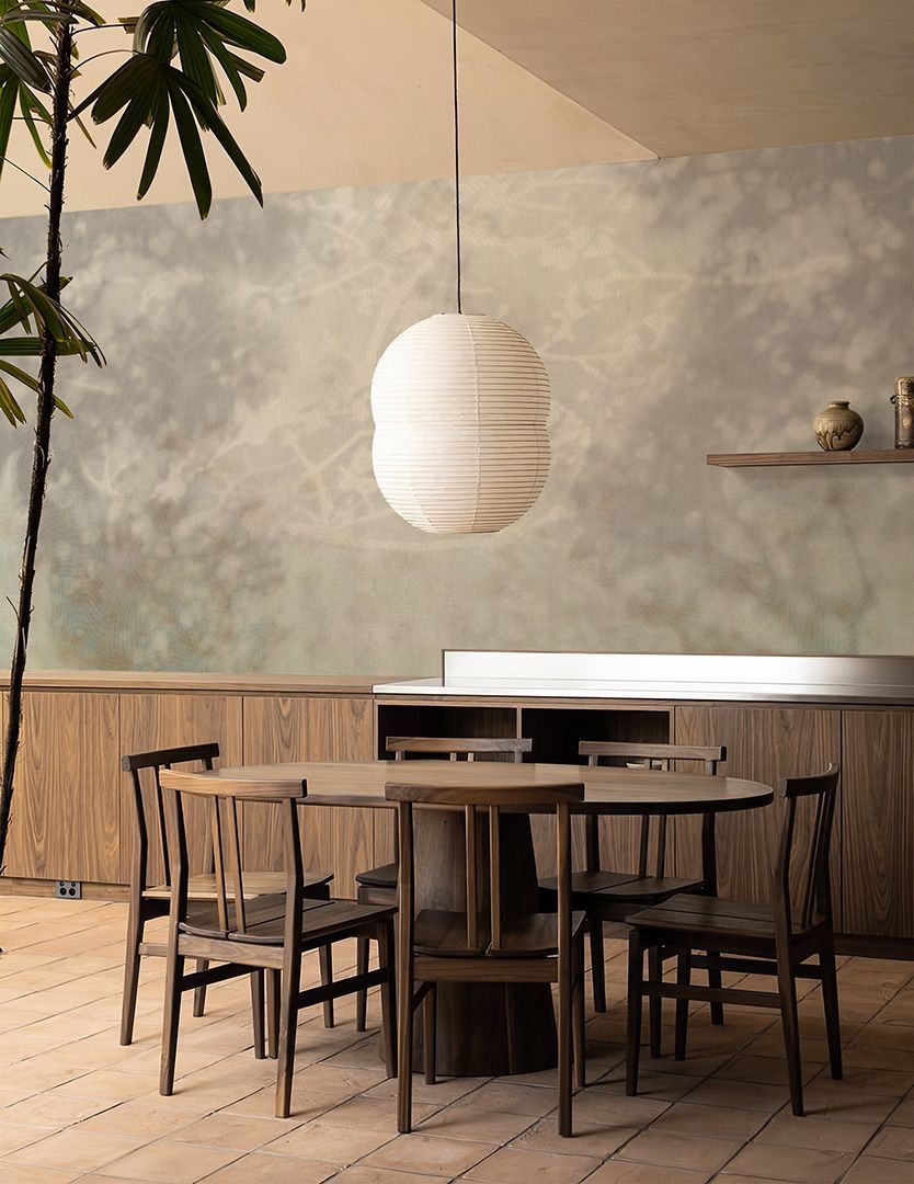 Zachte tinten behang Dreamshade met takken motief voor woonkamer.