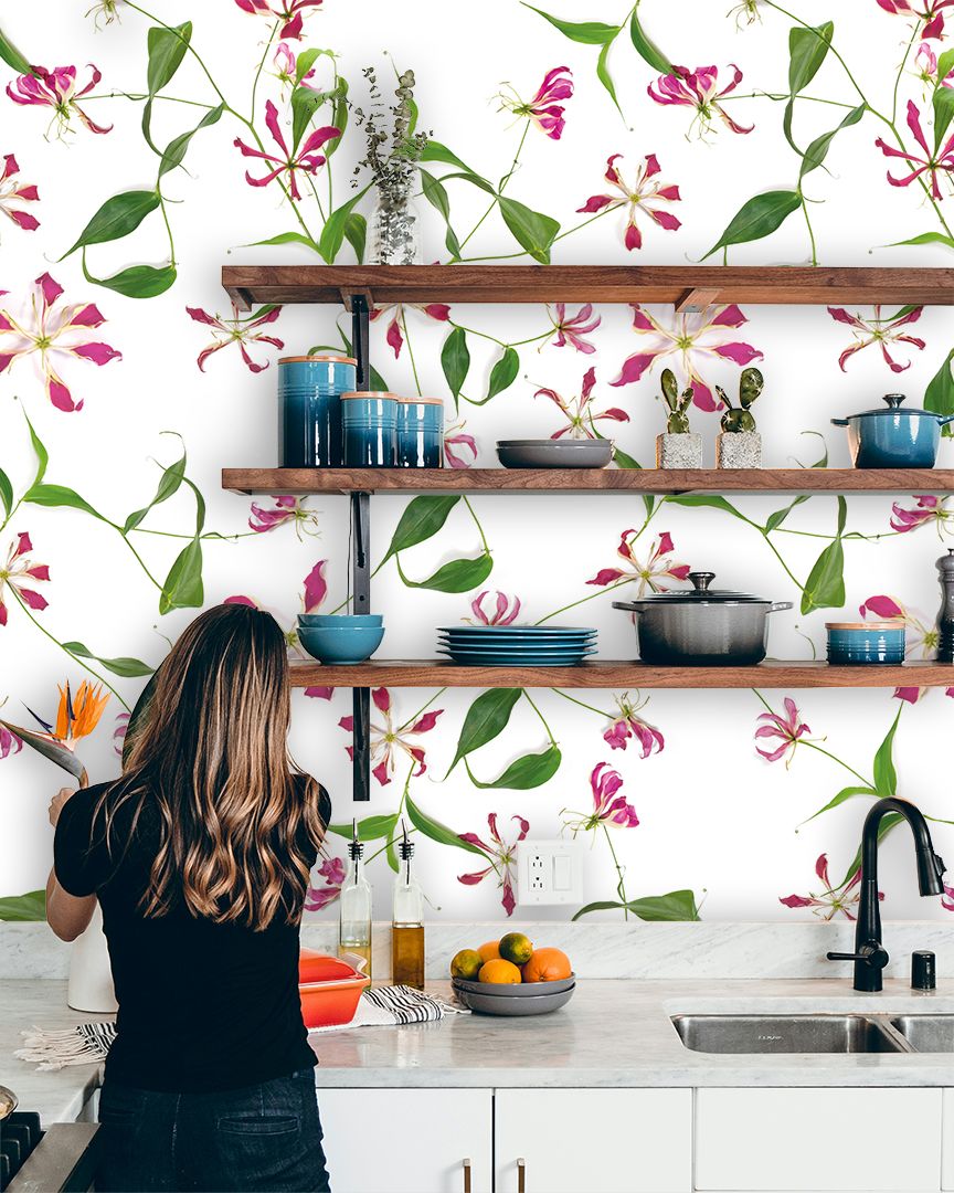 White wallpaper with leaves and pink flowers.