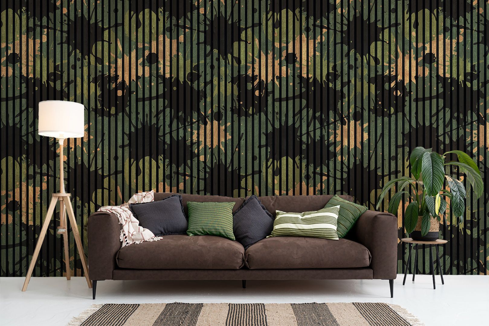 Tapete mit Holzlatten und grünen Army-Spritzern