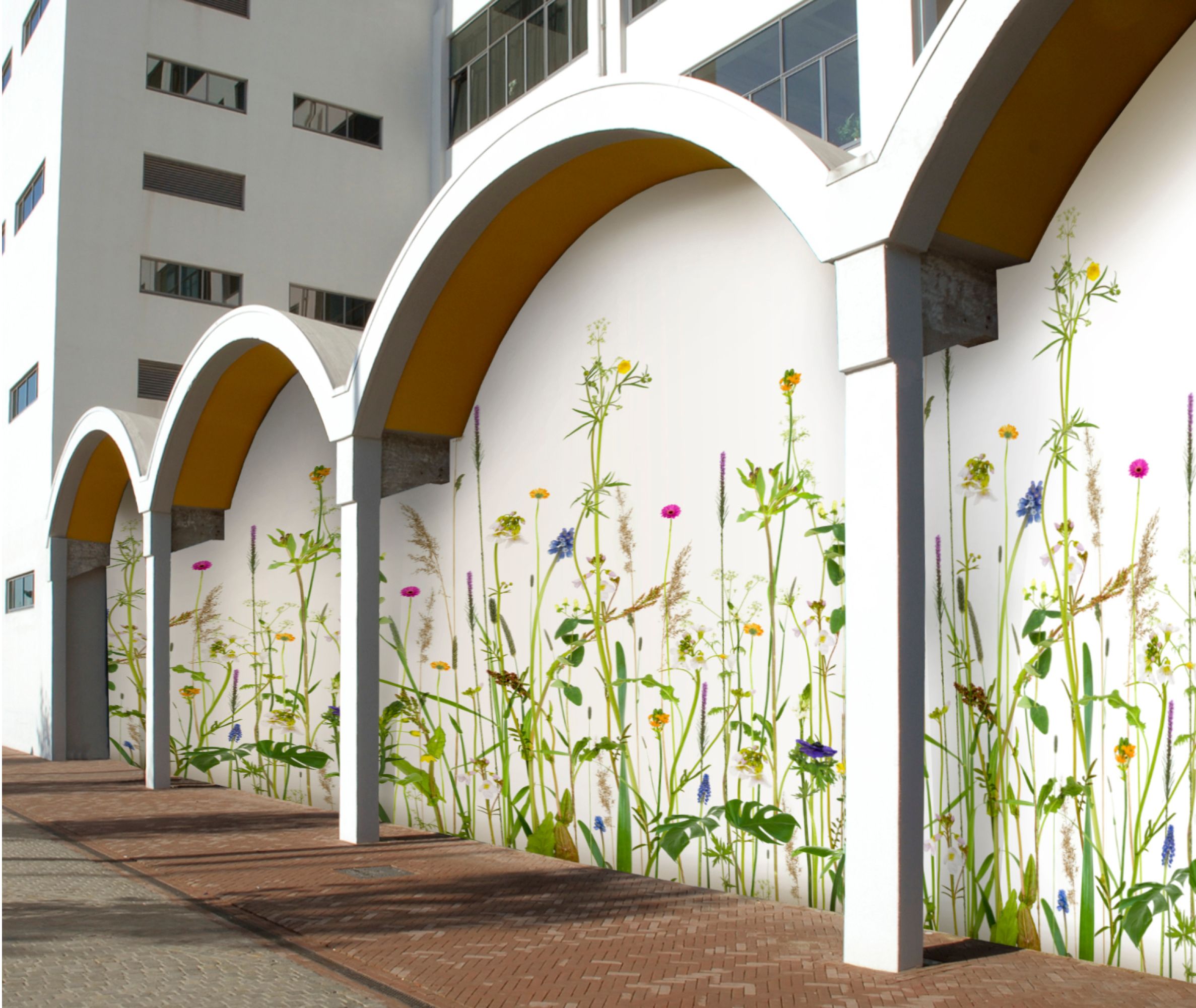 Groen gras met bloemen behang buiten