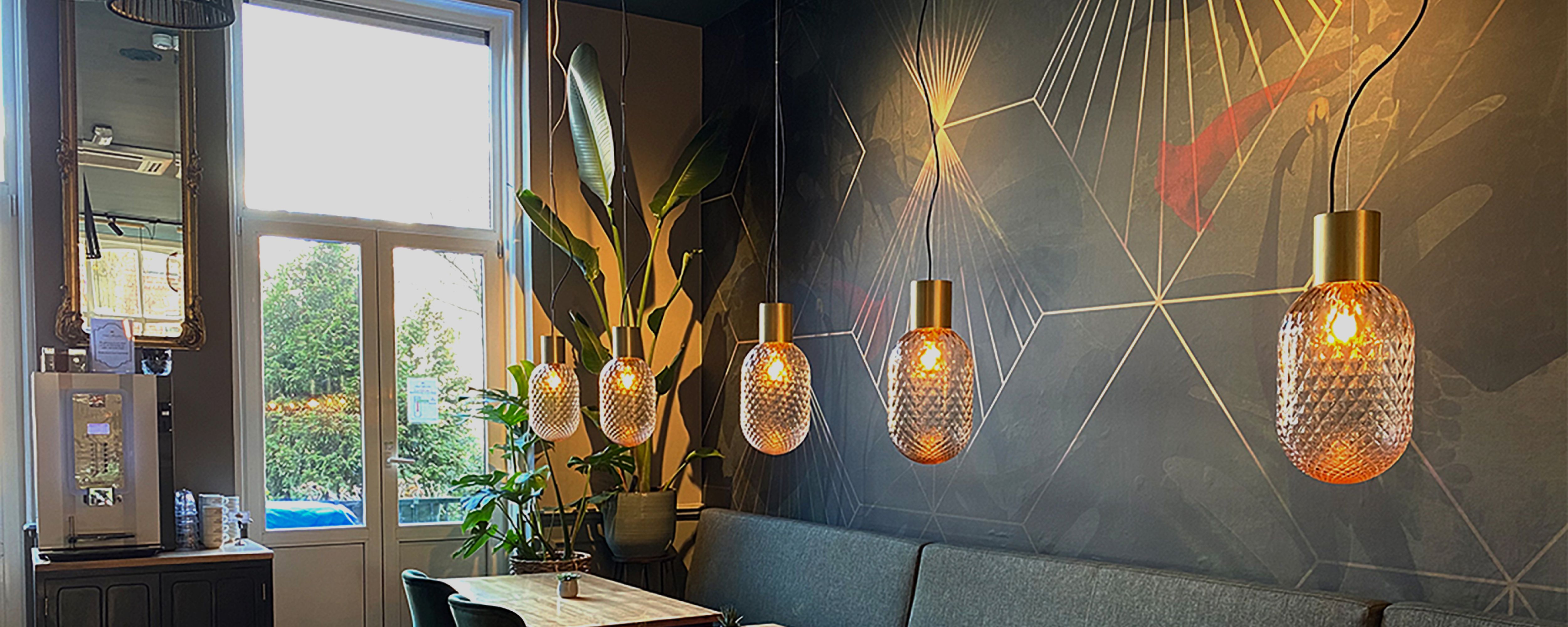 Donkergroen bladeren en bloemen met goud patroon eethoek