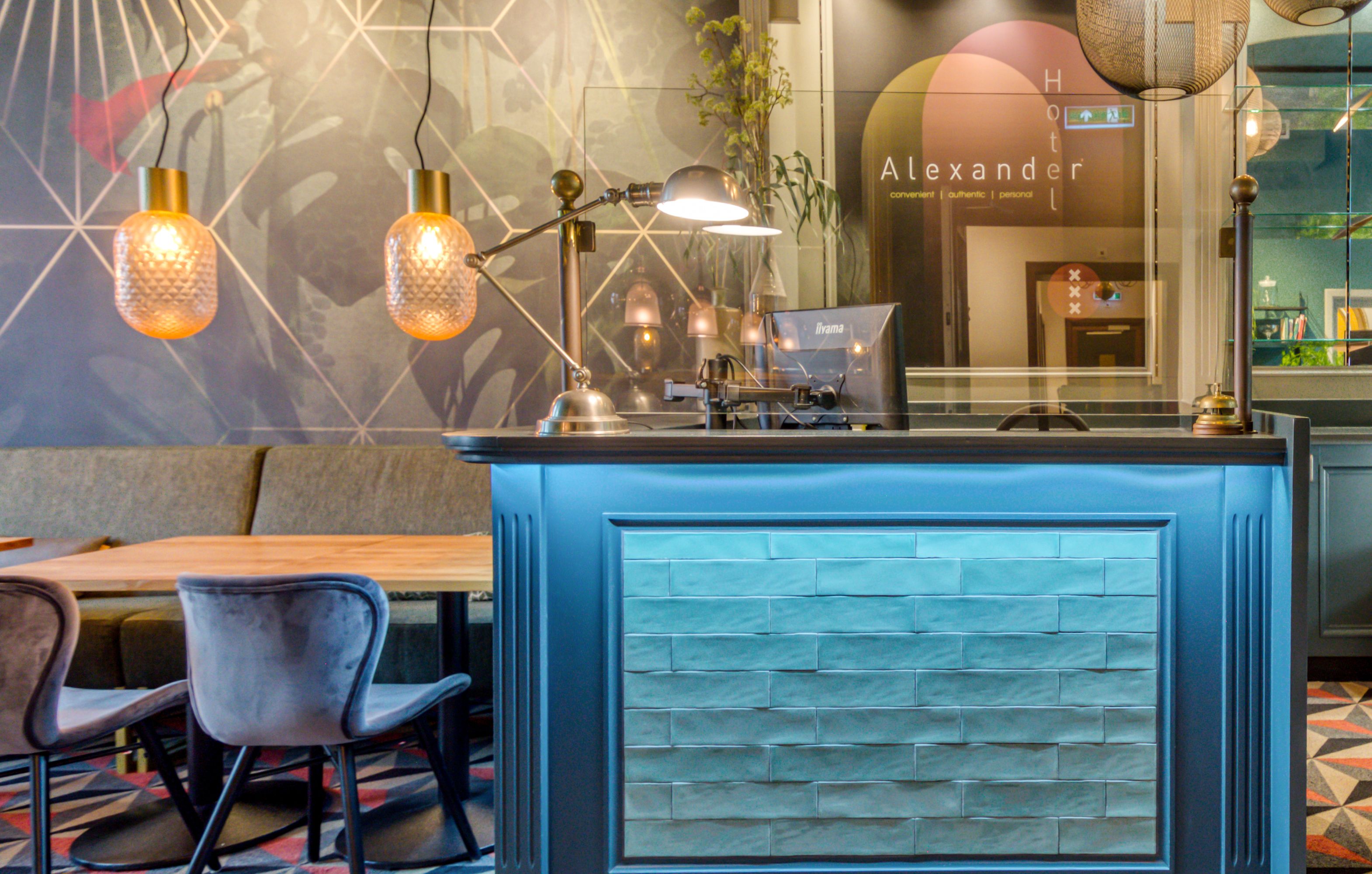 Bladeren met bloemen en goud in hotelbar.