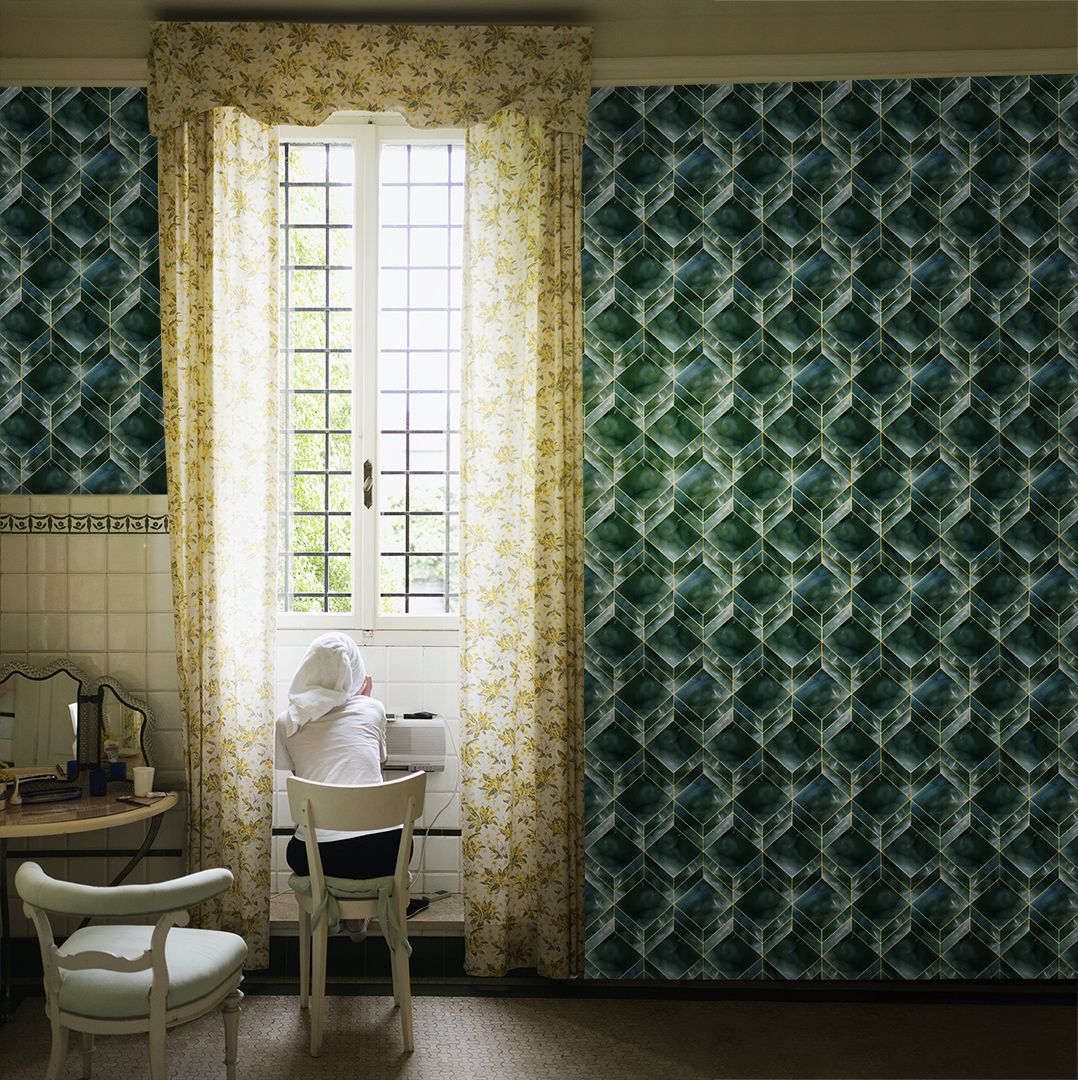 Groen behang met marmer in facetten