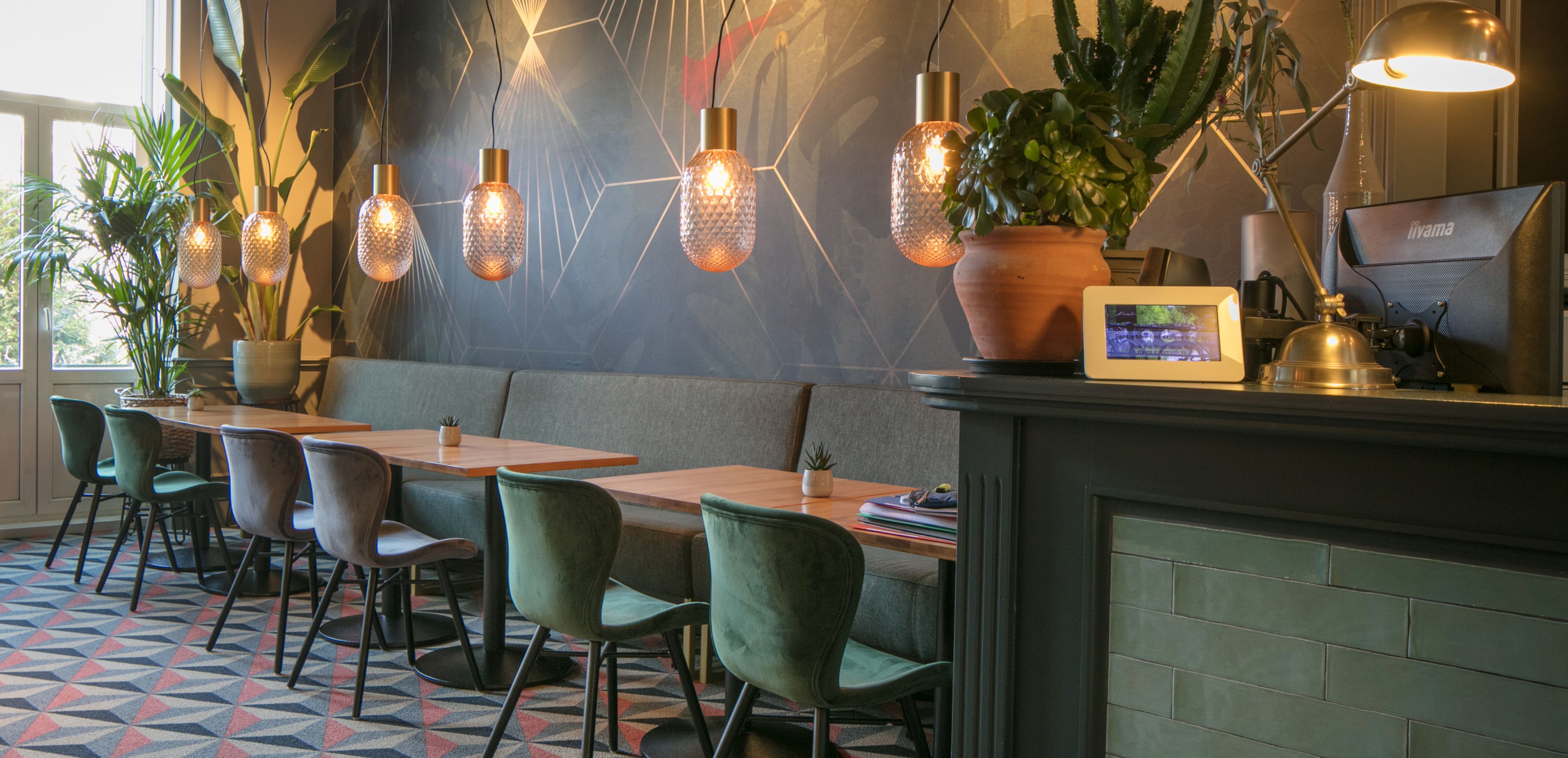 Donkergroen bladeren met bloemen en goud patroon hotel restaurant.