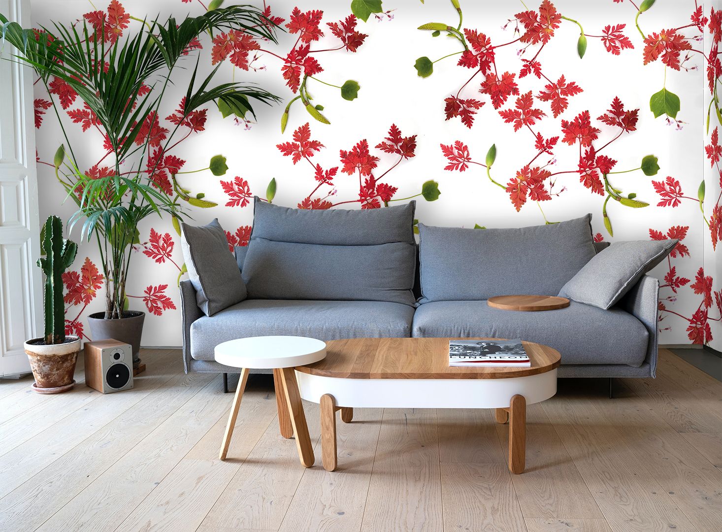 Weiße Tapete mit roten Blättern.