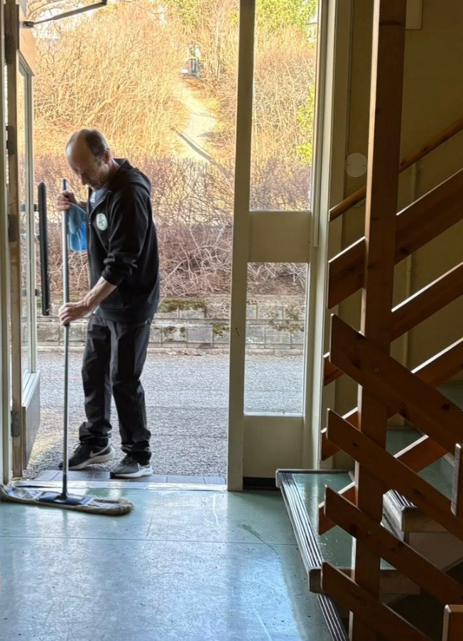 For oss er ingen oppdrag for små eller for store – vi legger alltid ned det lille ekstra for å sikre et resultat som merkes. Renhold er vårt fag, men tillit er det vi bygger.