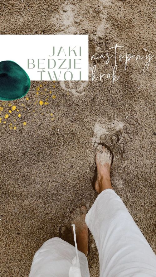 Zdjęcie z perspektywy pierwszej osoby przedstawiające bose stopy w białych spodniach, idące po piasku. Na grafice widnieje napis: „JAKI BĘDZIE TWÓJ następny krok”. Obok tekstu znajduje się ciemnozielona plama przypominająca akwarelę oraz złote kropki