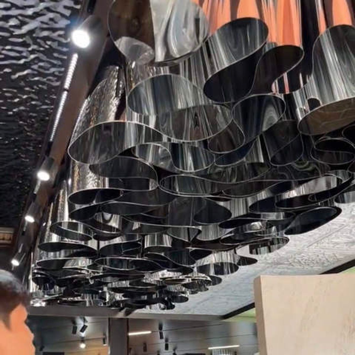 Mirrored Wavy Ceiling Installation: Ideal for Bed-and-Breakfasts, Hotels, and Nightclubs