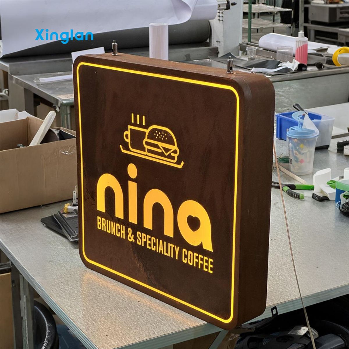 OEM Custom Logo Round Acrylic LED Sign, Double Side Waterproof Side Mount Light Box for Pub Convenience Store Display