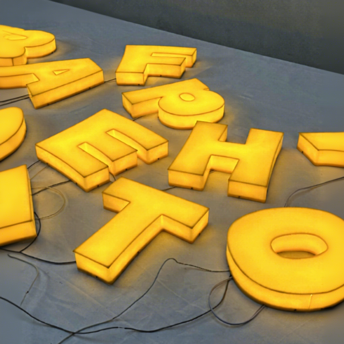 Custom 3D Backlit Acrylic LED Illuminated Outdoor Channel Letter Sign Remote for Hotels Malls Electronic Shop Wall Sign