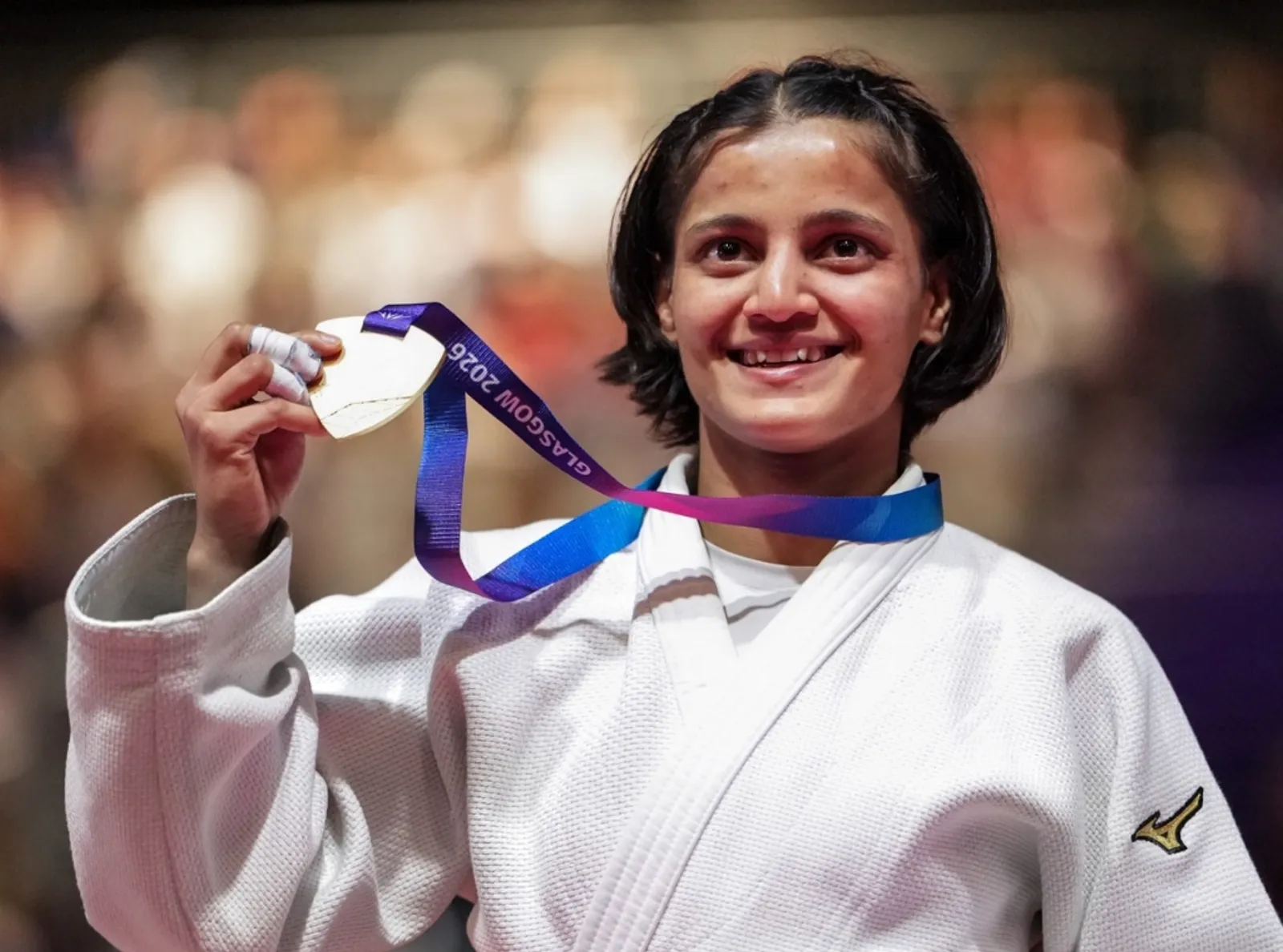 अस्मिता डे कॉमनवेल्थ गेम्स 2026 स्वर्ण पदक के साथ मुस्कराते हुए (Ashmita Dey Gold Medal Close Up)