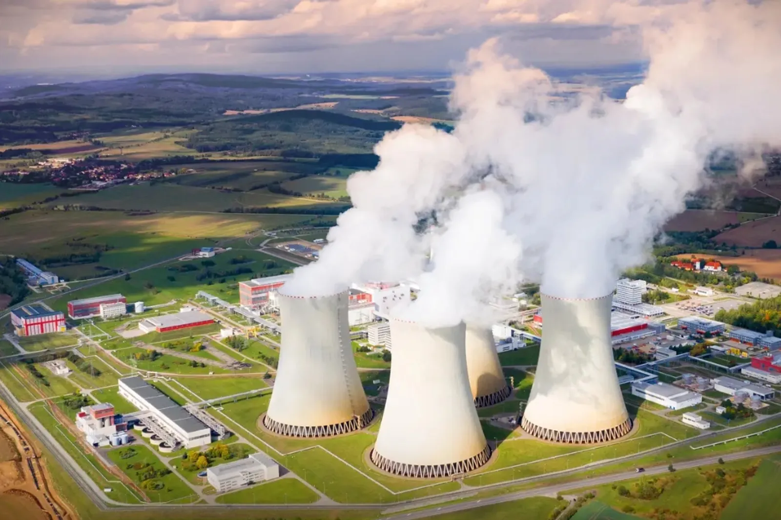 विशाल परमाणु बिजली संयंत्र (Nuclear Power Plant) के कूलिंग टावर से निकलती भाप