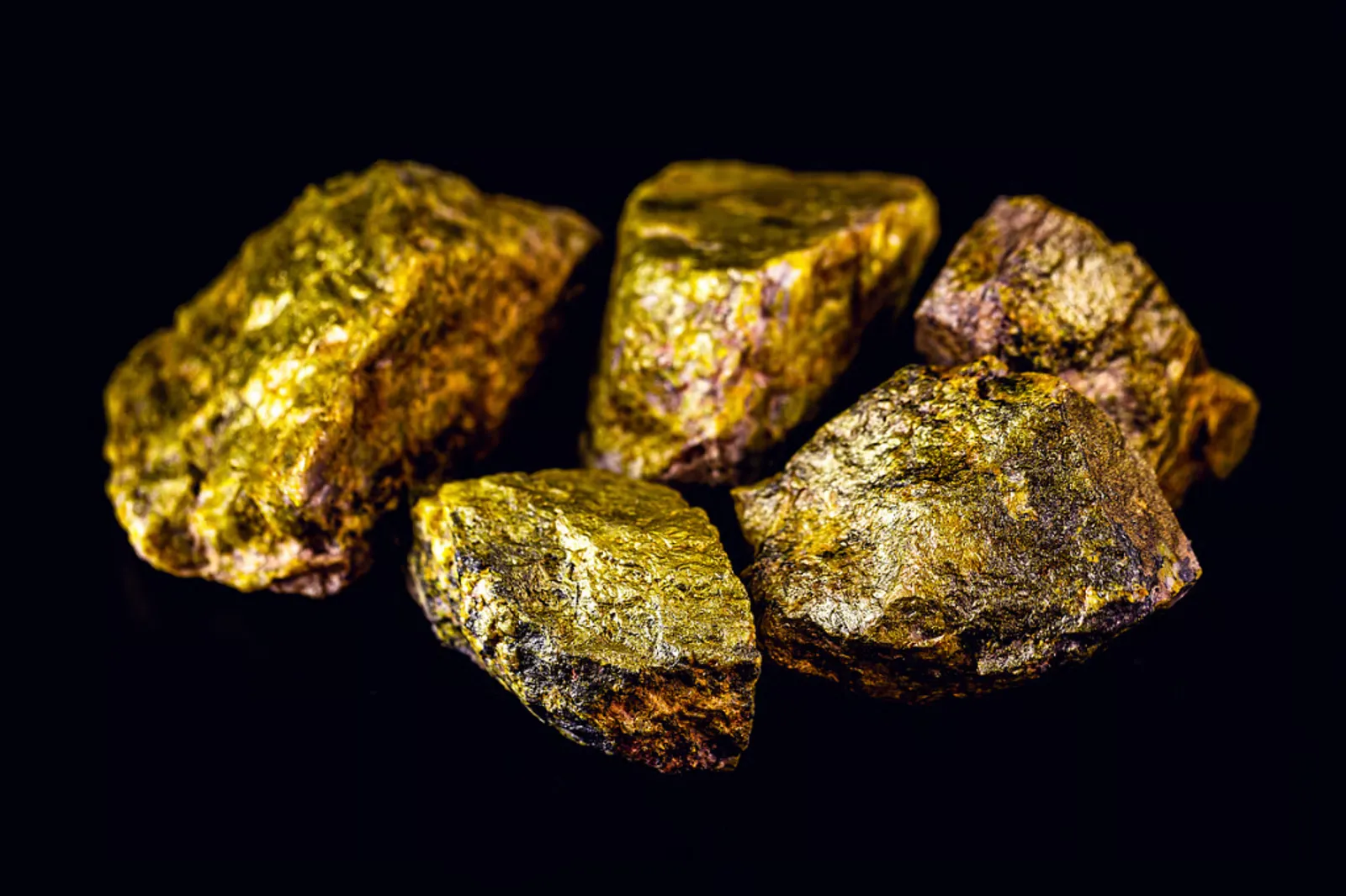 खदान से निकाला गया प्राकृतिक पीला-सुनहरा कच्चा यूरेनियम अयस्क (Uranium Ore)