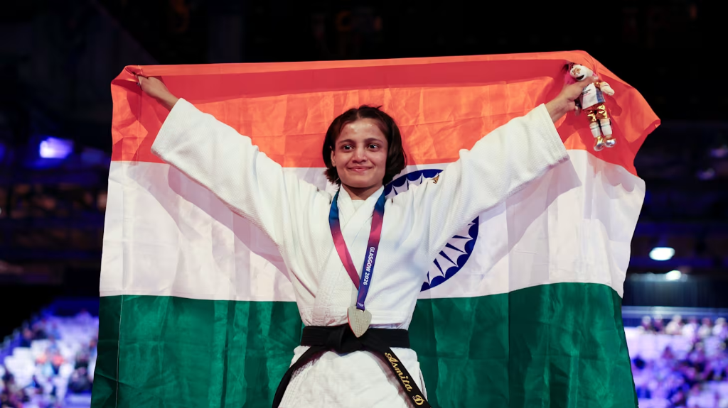 अस्मिता डे (Ashmita Dey) तिरंगे के साथ कॉमनवेल्थ गेम्स 2026 जूडो स्वर्ण पदक जीत का जश्न मनाते हुए (Ashmita Dey Flag Celebration CWG 2026)