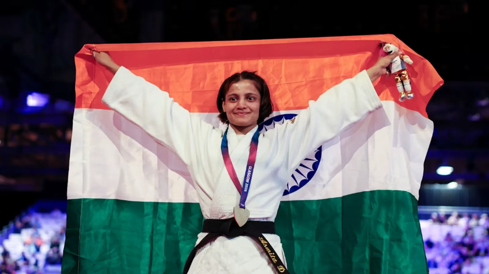 अस्मिता डे तिरंगे के साथ कॉमनवेल्थ गेम्स 2026 जूडो स्वर्ण पदक जीत का जश्न मनाते हुए (Ashmita Dey Flag Celebration CWG 2026)