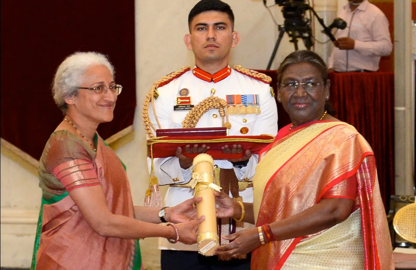 President Droupadi Murmu Presenting Bharat Ratna Award to Dr MS Swaminathan Daughter Nitya Rao MPPSC UPSC Notes