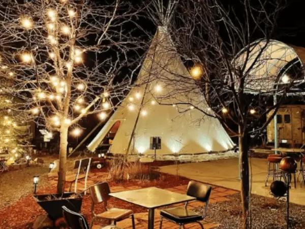The outside of Shuga’s, a dog-friendly restaurant in Colorado Springs with a yurt