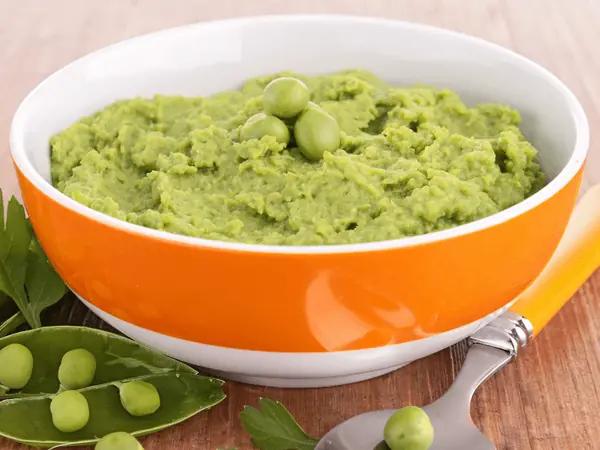 A close up of cooked, pureed peas, one of the most healthy food for cats