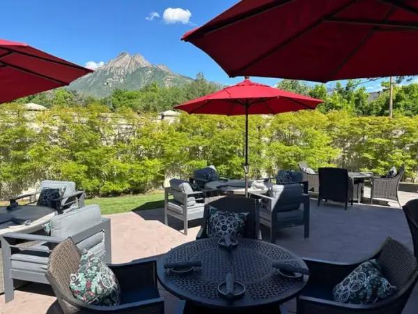 A photo of the dog-friendly patio of Kimi’s Chop & Oyster House, a dog-friendly restaurant near Salt Lake City in Holladay