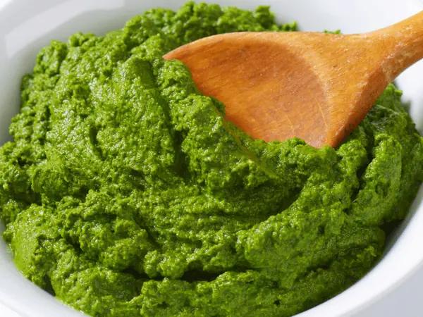 A close up of cooked, pureed spinach, one of the most healthy human food that cats can eat