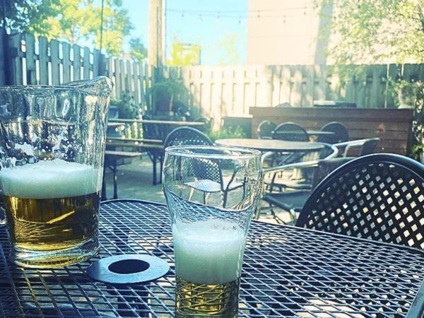 The dog friendly patio of Bucktown Pub, one of the dog friendly bars in Chicago