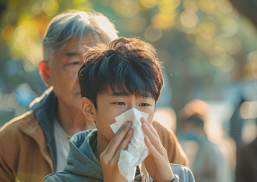 過敏性鼻炎常見症狀包括連續打噴嚏、大量流清鼻水、鼻塞,以及鼻子和眼睛發癢。