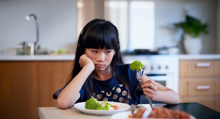 孩子長不高的中醫觀點,說明脾虛吸收差、過敏體質、睡眠不足與性早熟四大原因