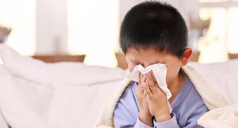過敏性鼻炎是什麼?中醫解析全球5億人常見的鼻炎困擾,認識打噴嚏、流鼻水、鼻塞與鼻癢等症狀。