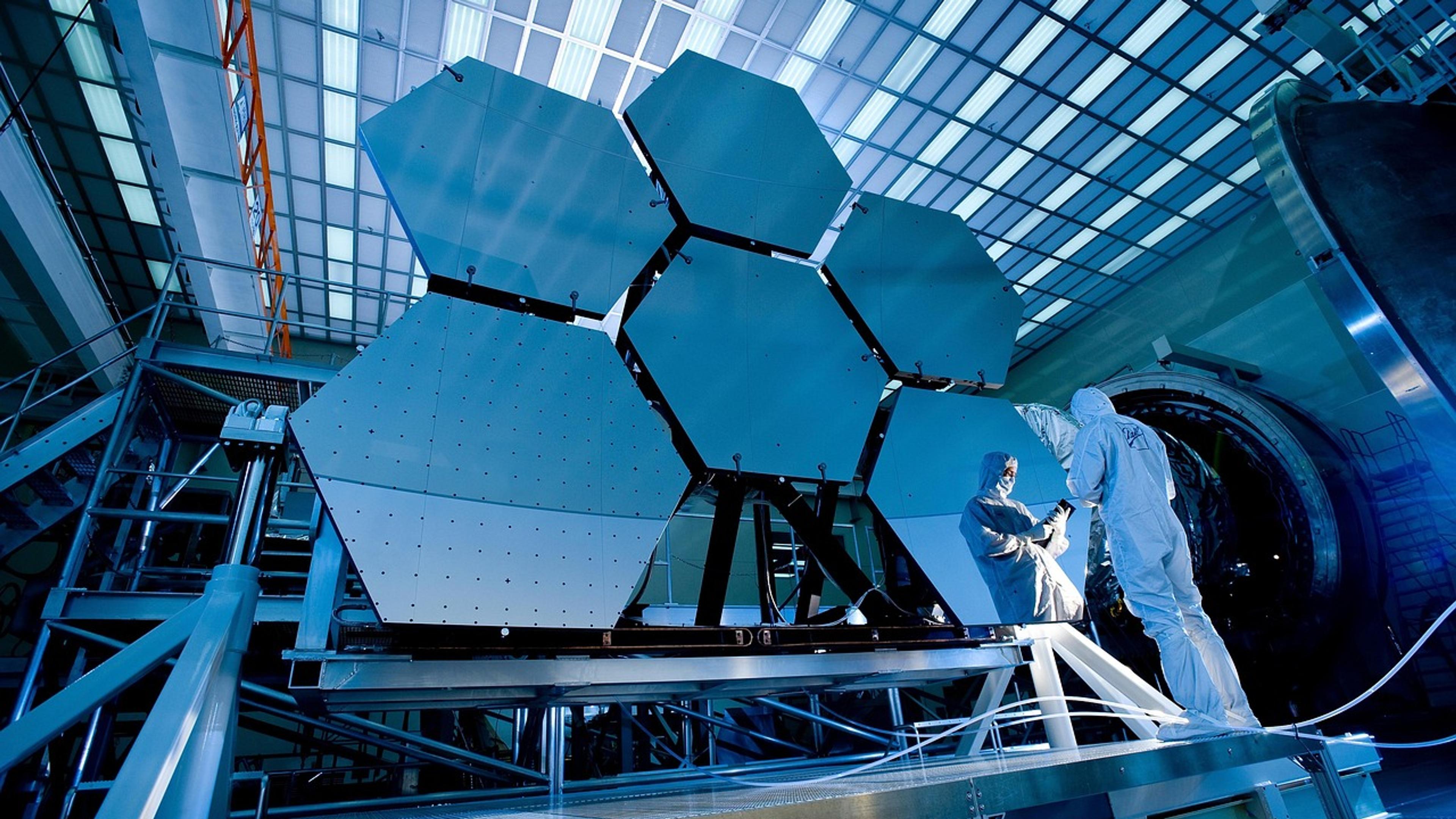 Large telescope mirror assembly used for space observation
