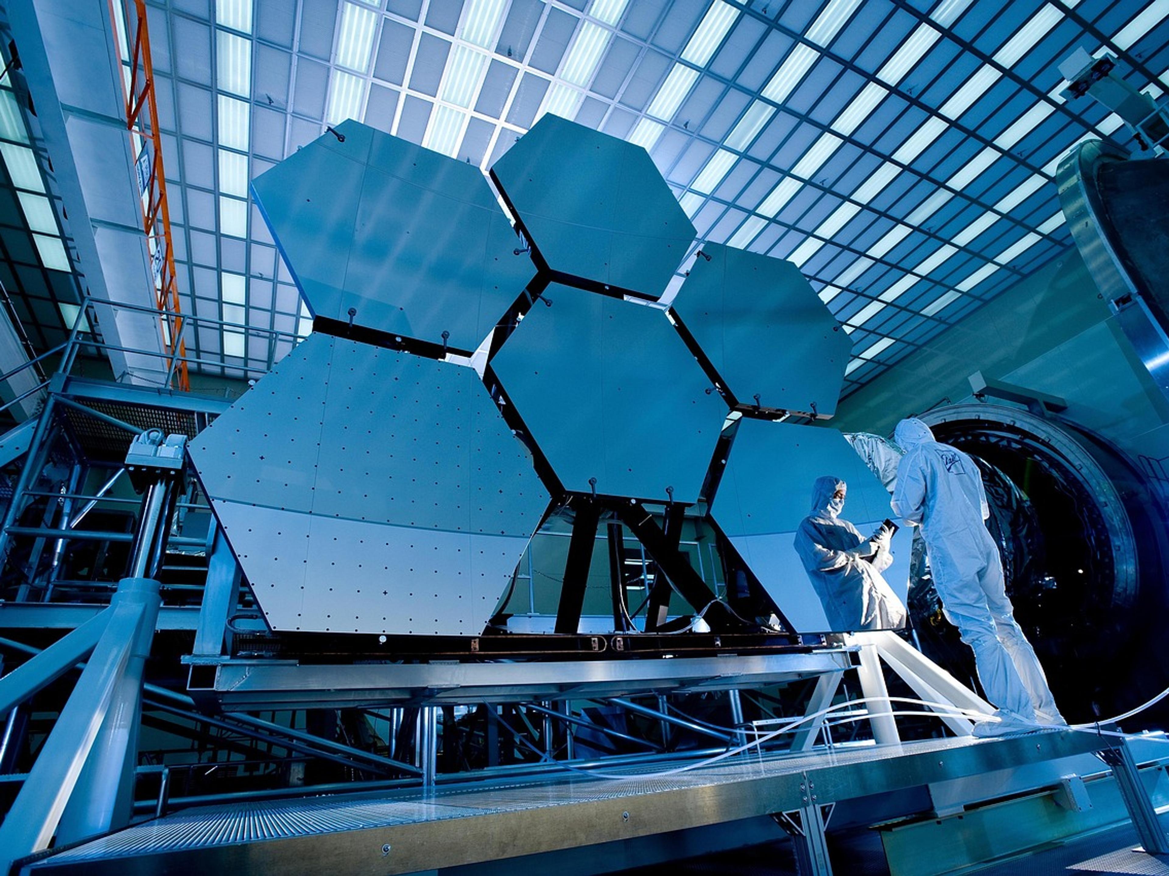 Large telescope mirror assembly used for space observation