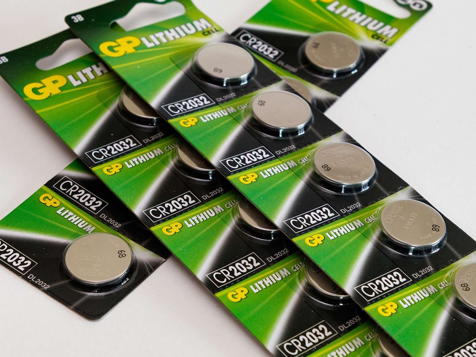 Cylindrical lithium battery cells