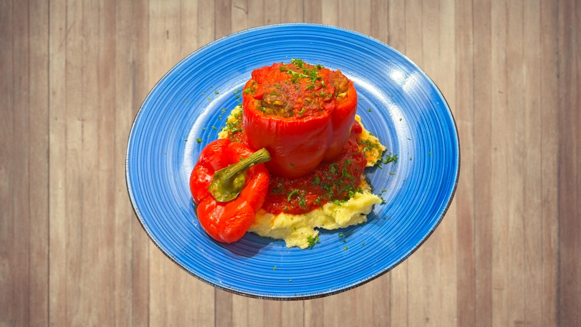 Gefüllte Paprika mit Ajvar Soße