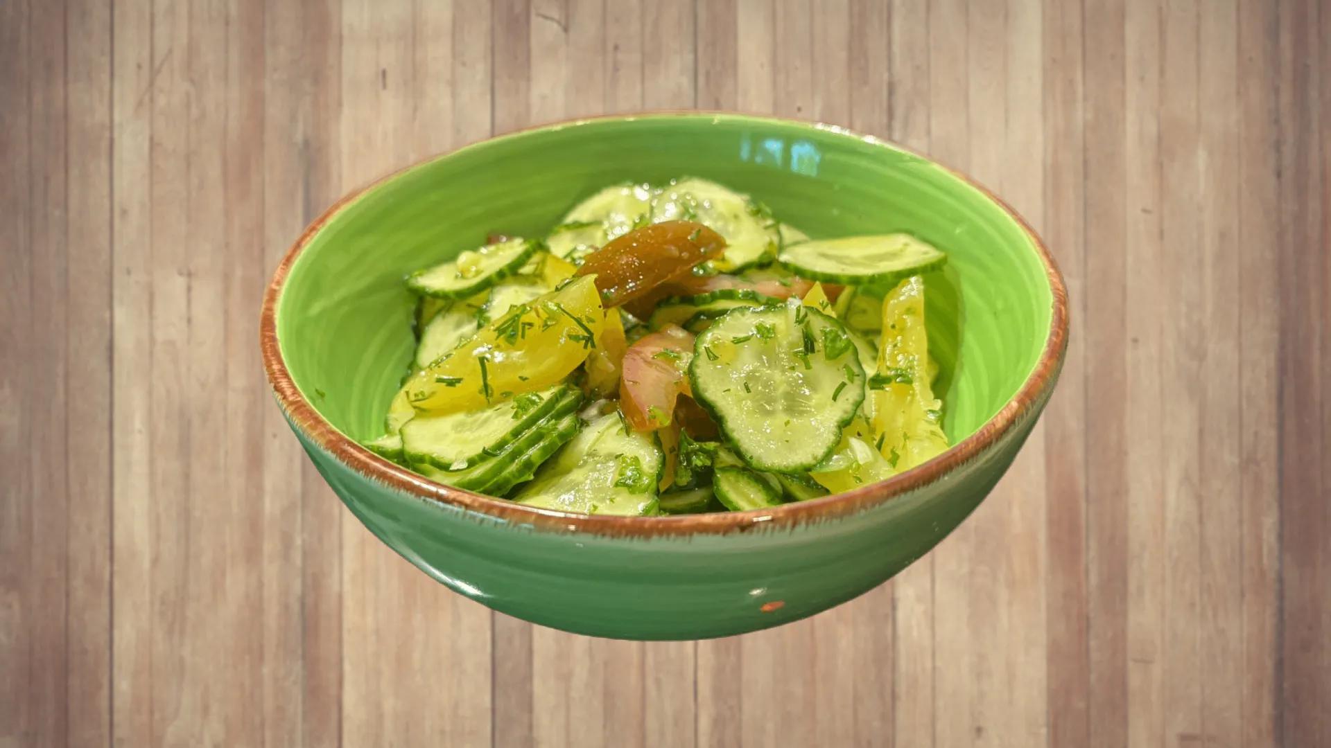 Gurken-Tomaten-Salat mit Kräuter-Senf-Dressing