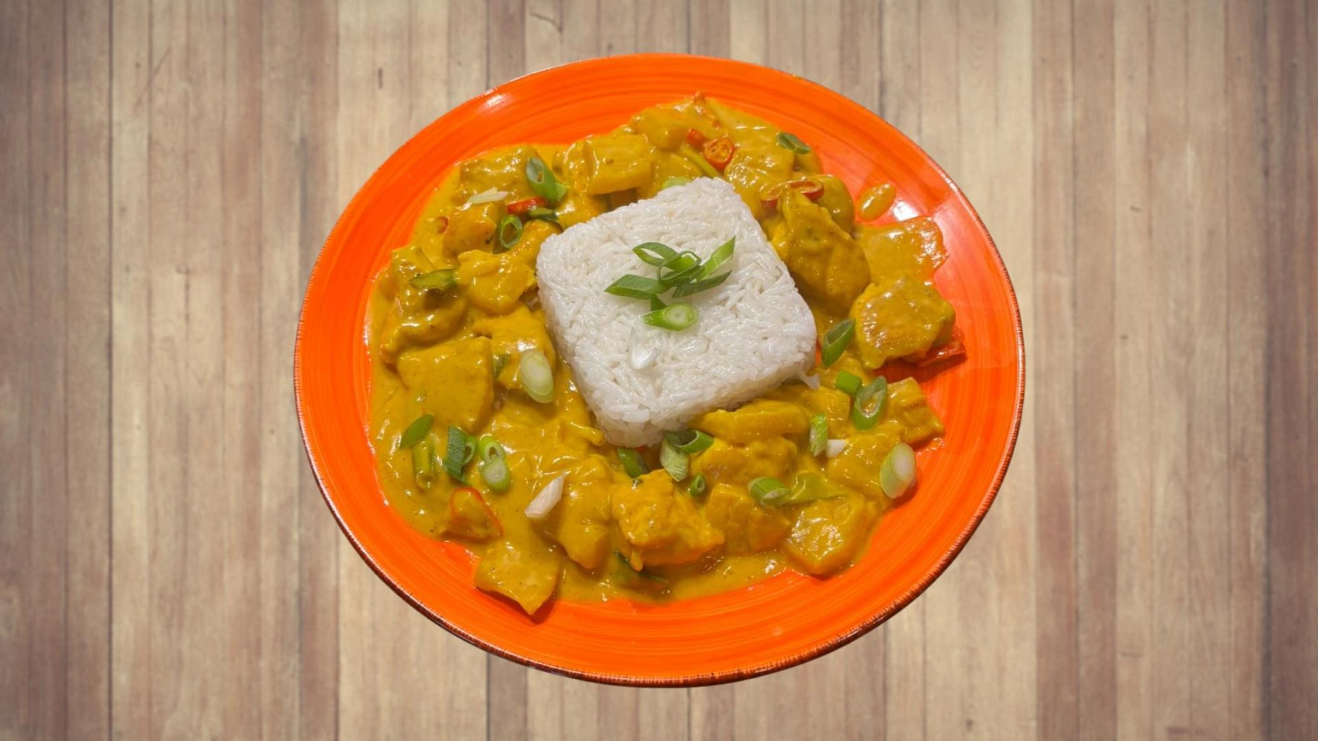 Hähnchen-Ananas-Curry mit Reis