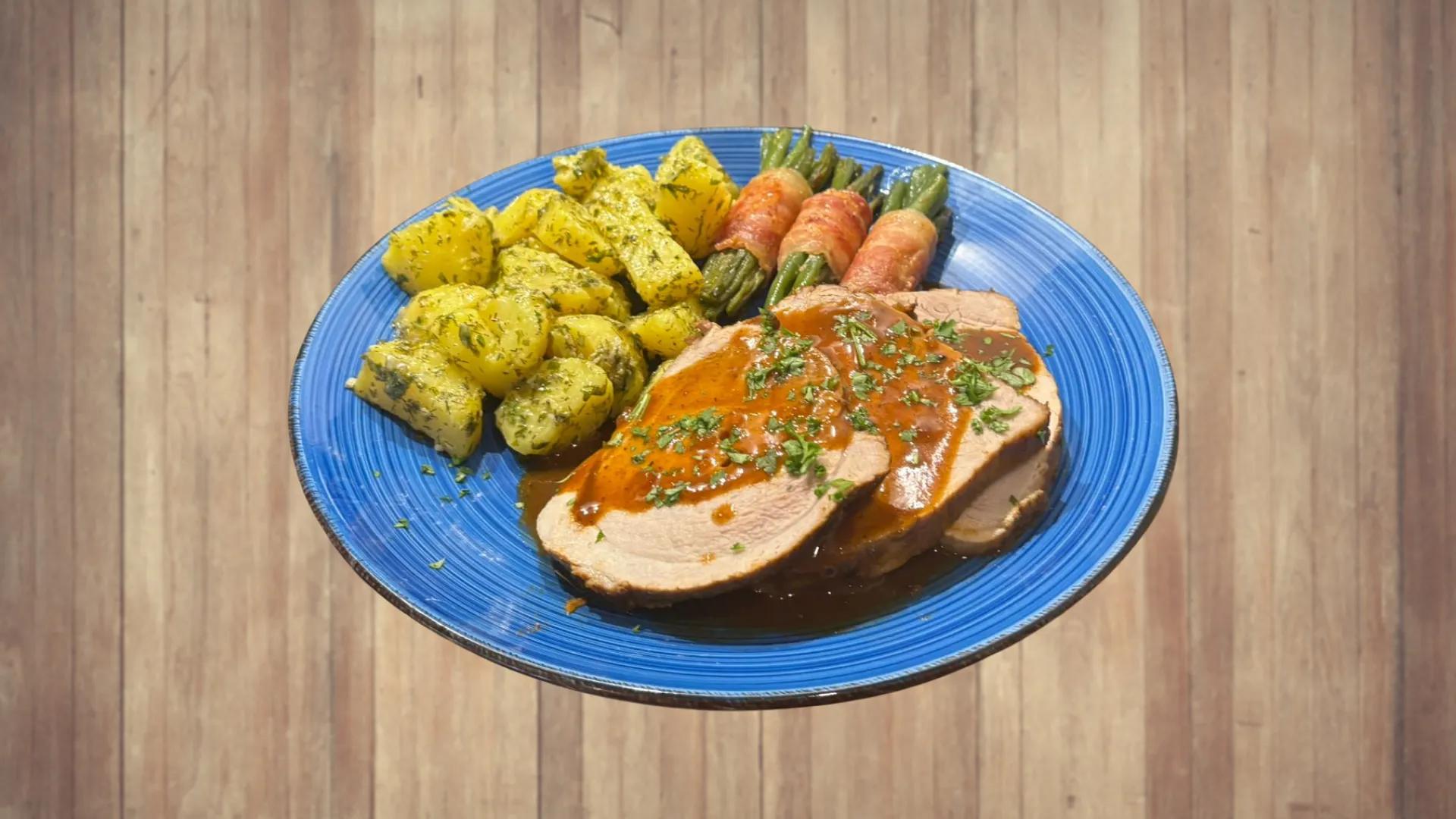Schweinebraten mit Speckbohnen & Kräuterkartoffeln