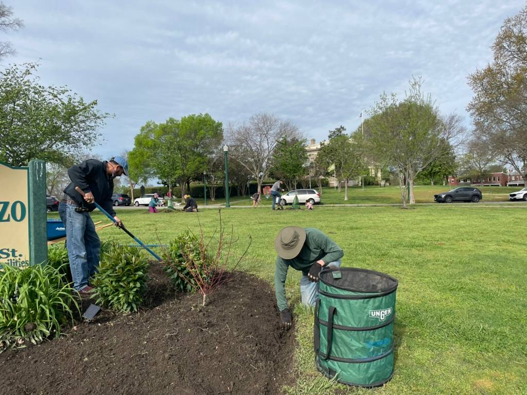 Volunteers cleaning Chimborazo Park