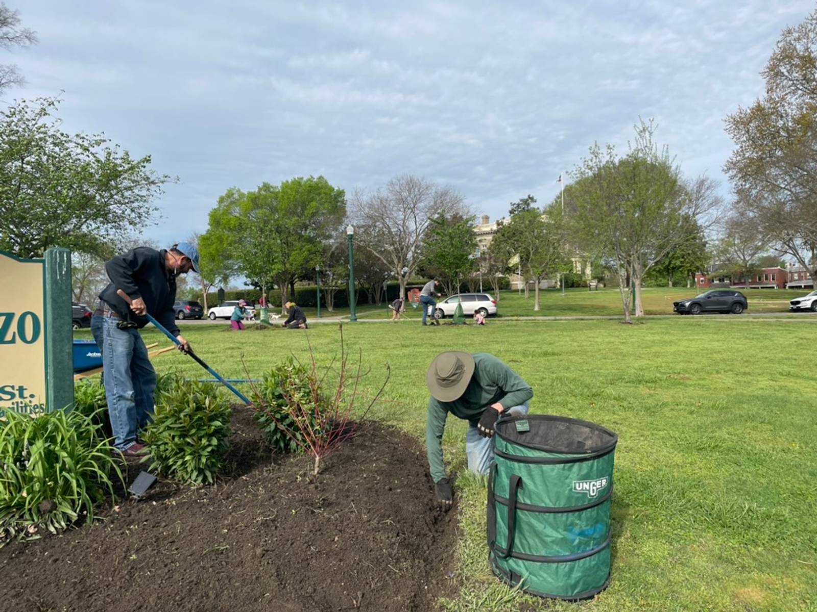 Volunteers cleaning Chimborazo Park