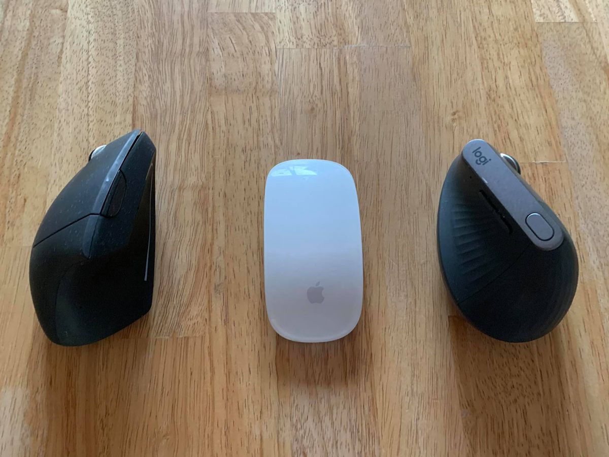 Ergonomische muis voor de linker en rechtermuis met in het midden een klassieke muis