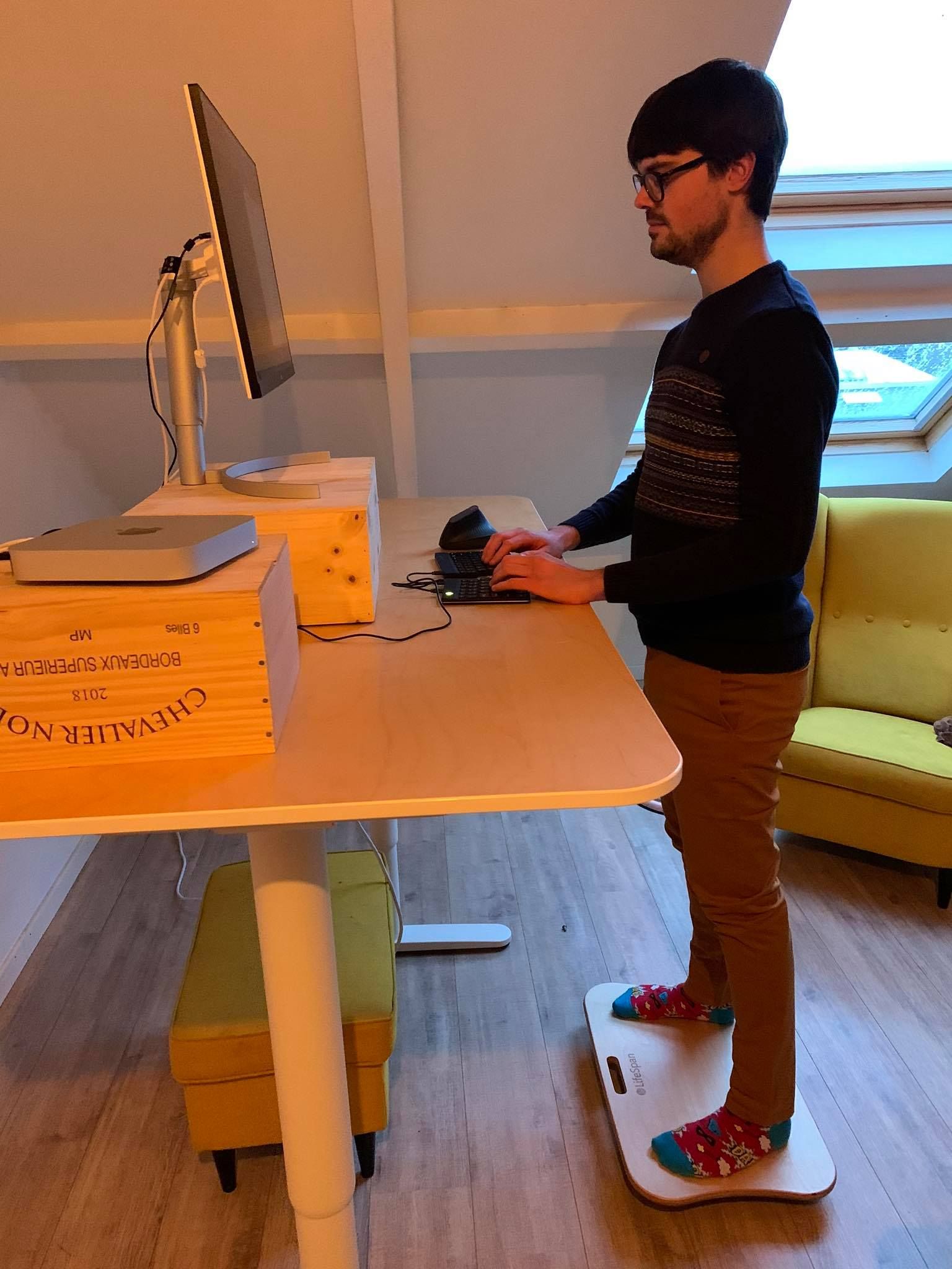 Balanceren op mijn balansbord terwijl ik werk op mijn standing desk