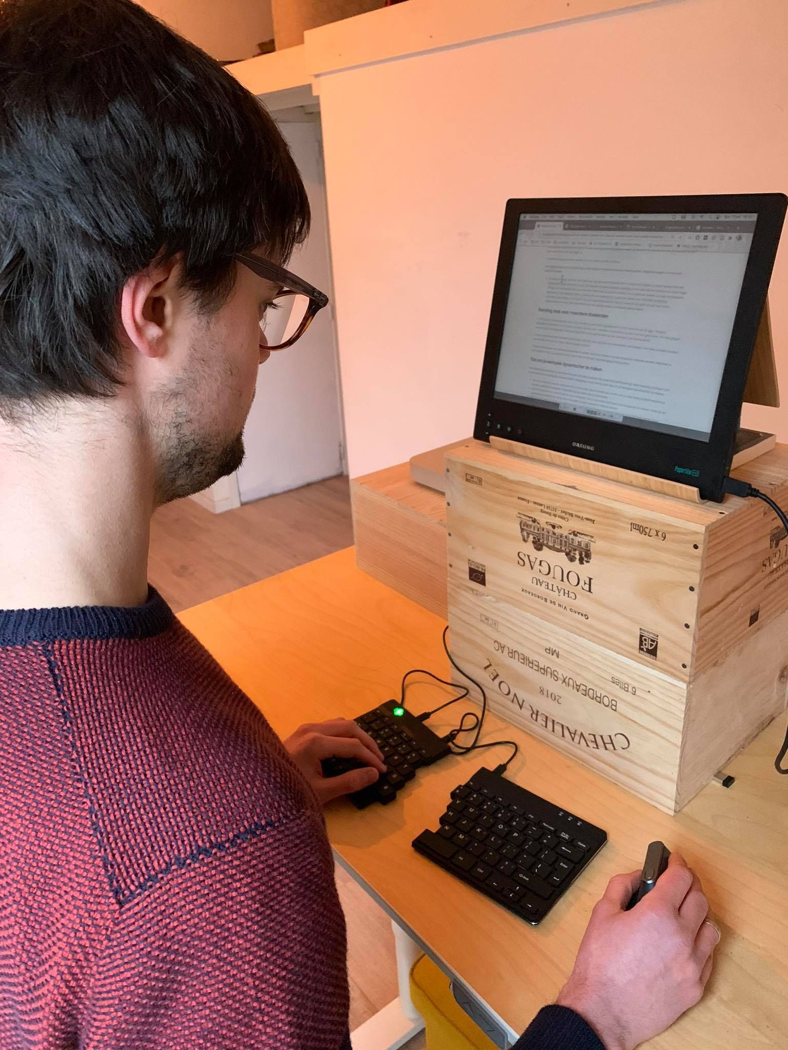 Rechtopstaand werken op mijn epaper monitor van Dasung met de MX Vertical van Logitech in de hand