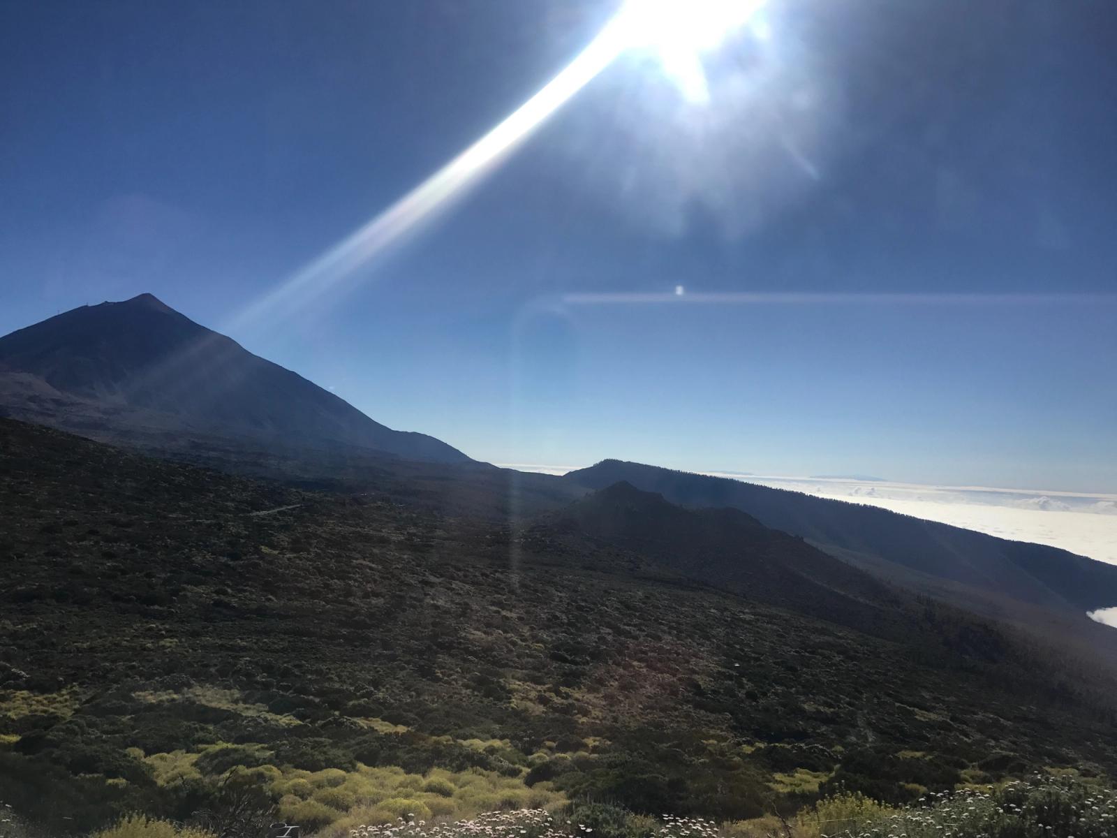 El cono del Teide a contraluz desde la carretera del parque nacional