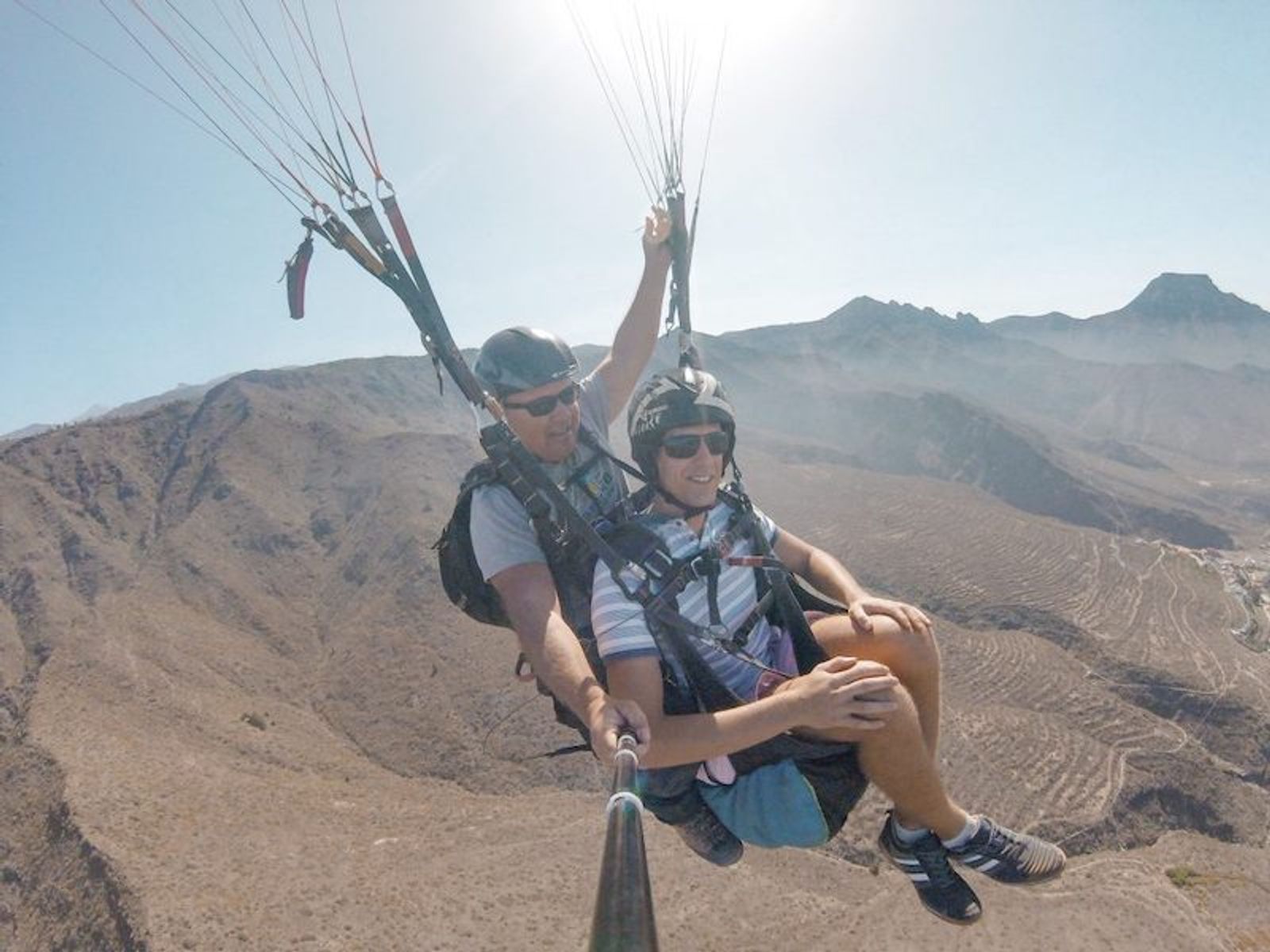 Preparando el equipo de parapente antes del despegue en La Quinta