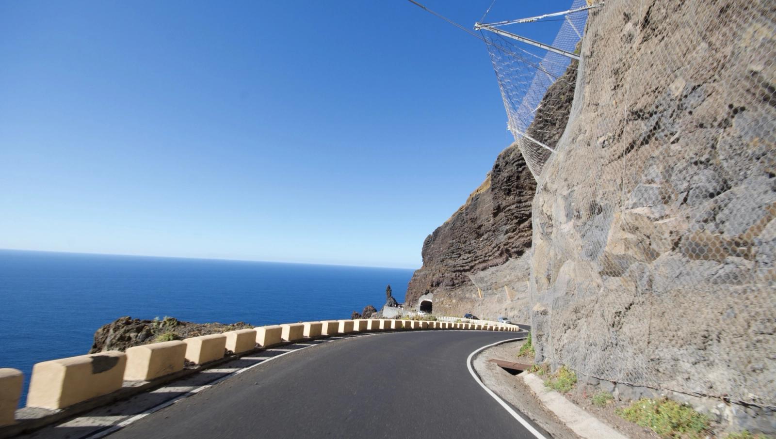 La carretera TF-445 a Punta de Teno, pegada al acantilado y con mallas antidesprendimientos sobre la roca.