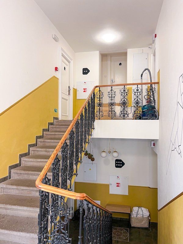Interior del edificio de City Nest Apartments en Praga