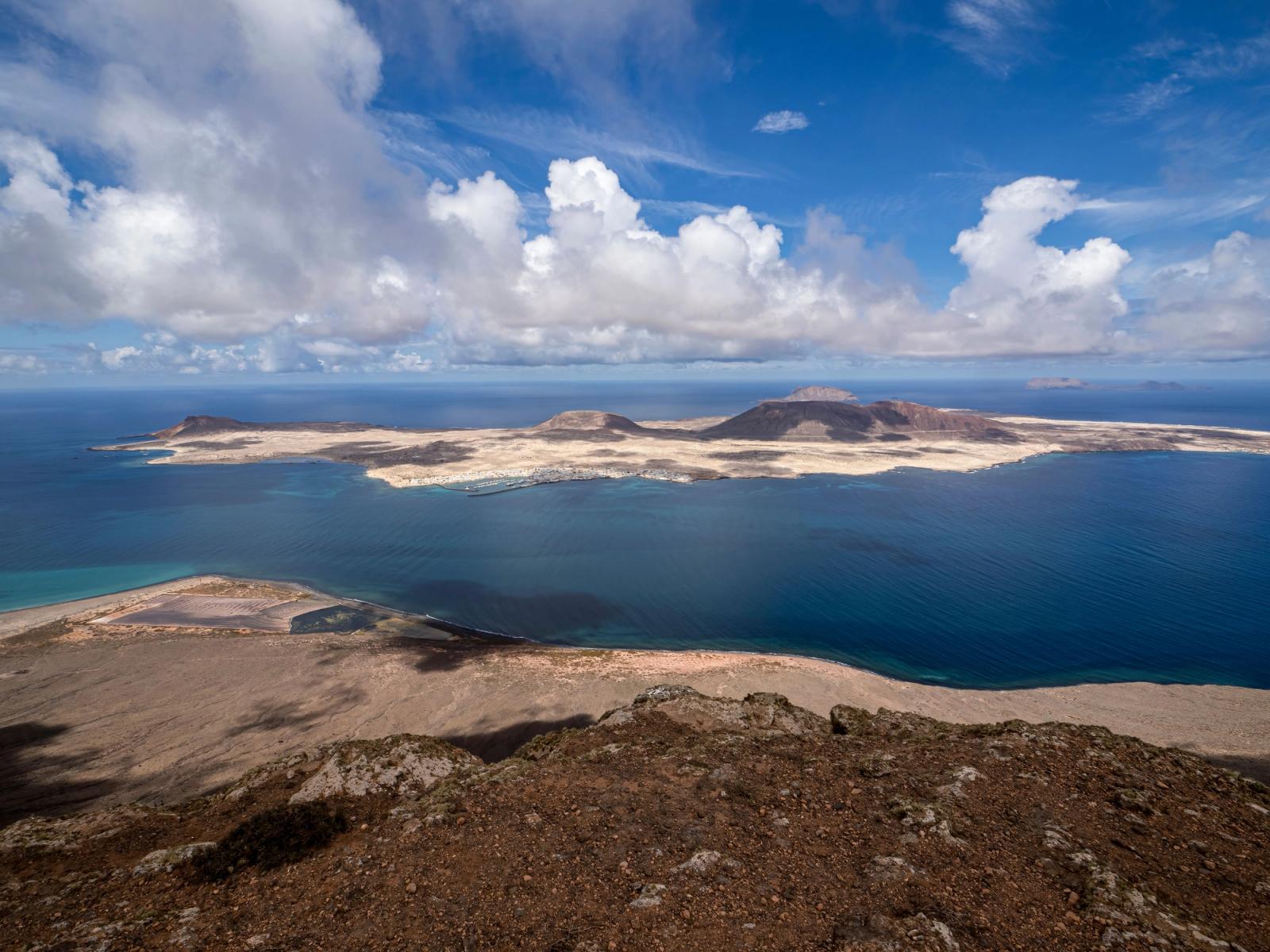 La isla de La Graciosa vista desde los acantilados del norte de Lanzarote, con El Río entre las dos islas