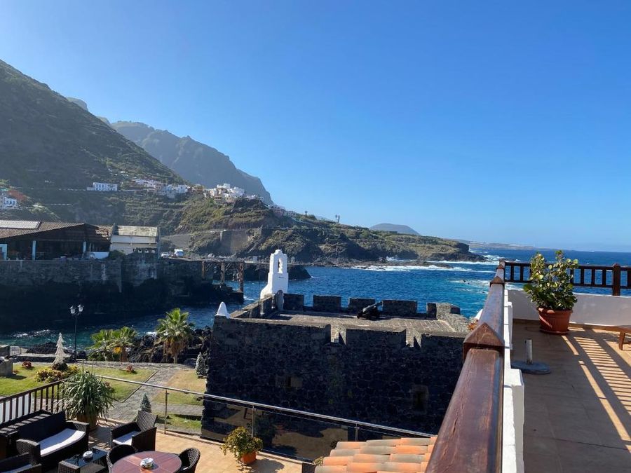 Vistas desde el Gara Hotel: el Castillo de San Miguel, la costa de Garachico y la montaña al fondo.